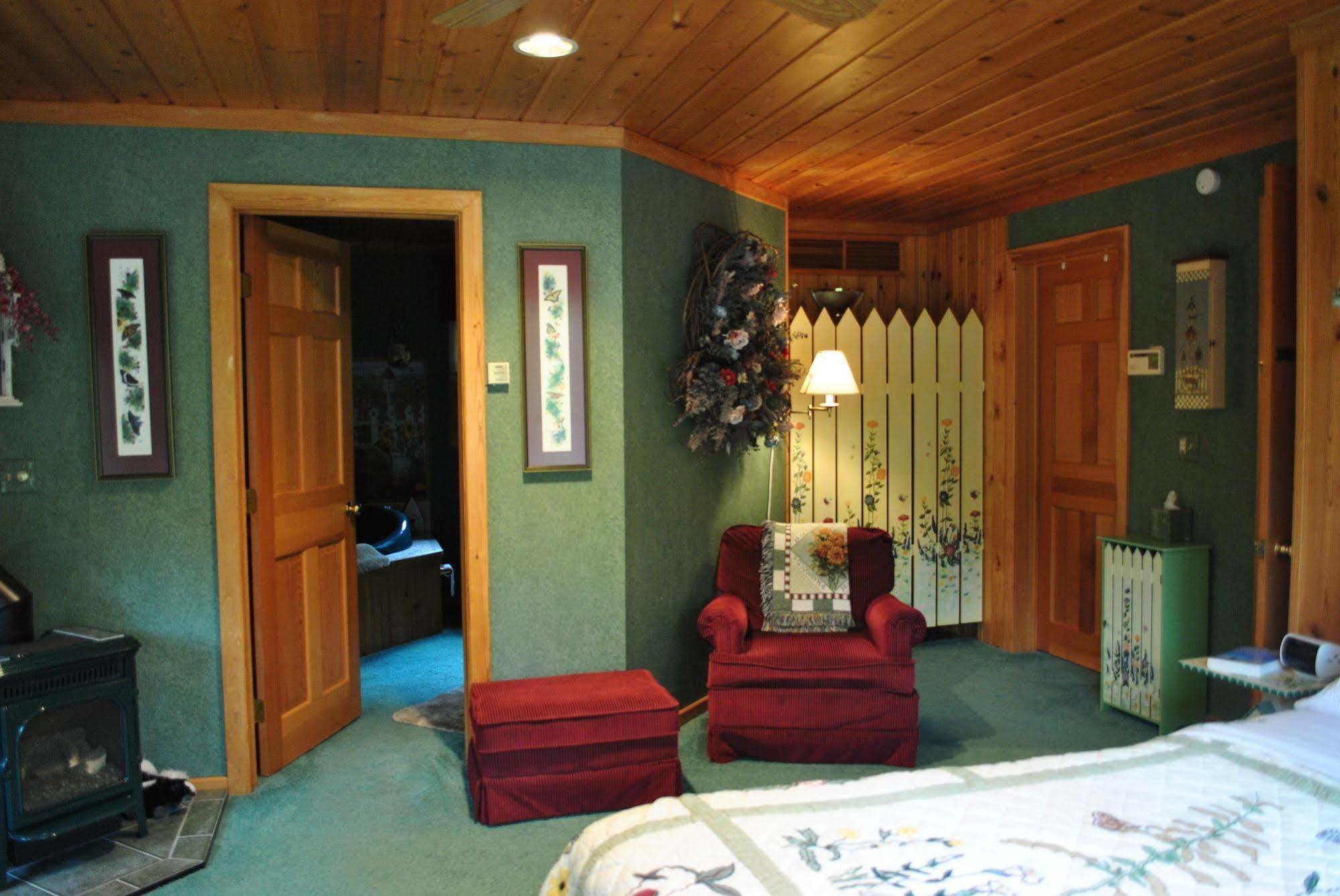 Horton Creek Inn B&B Charlevoix Exterior photo