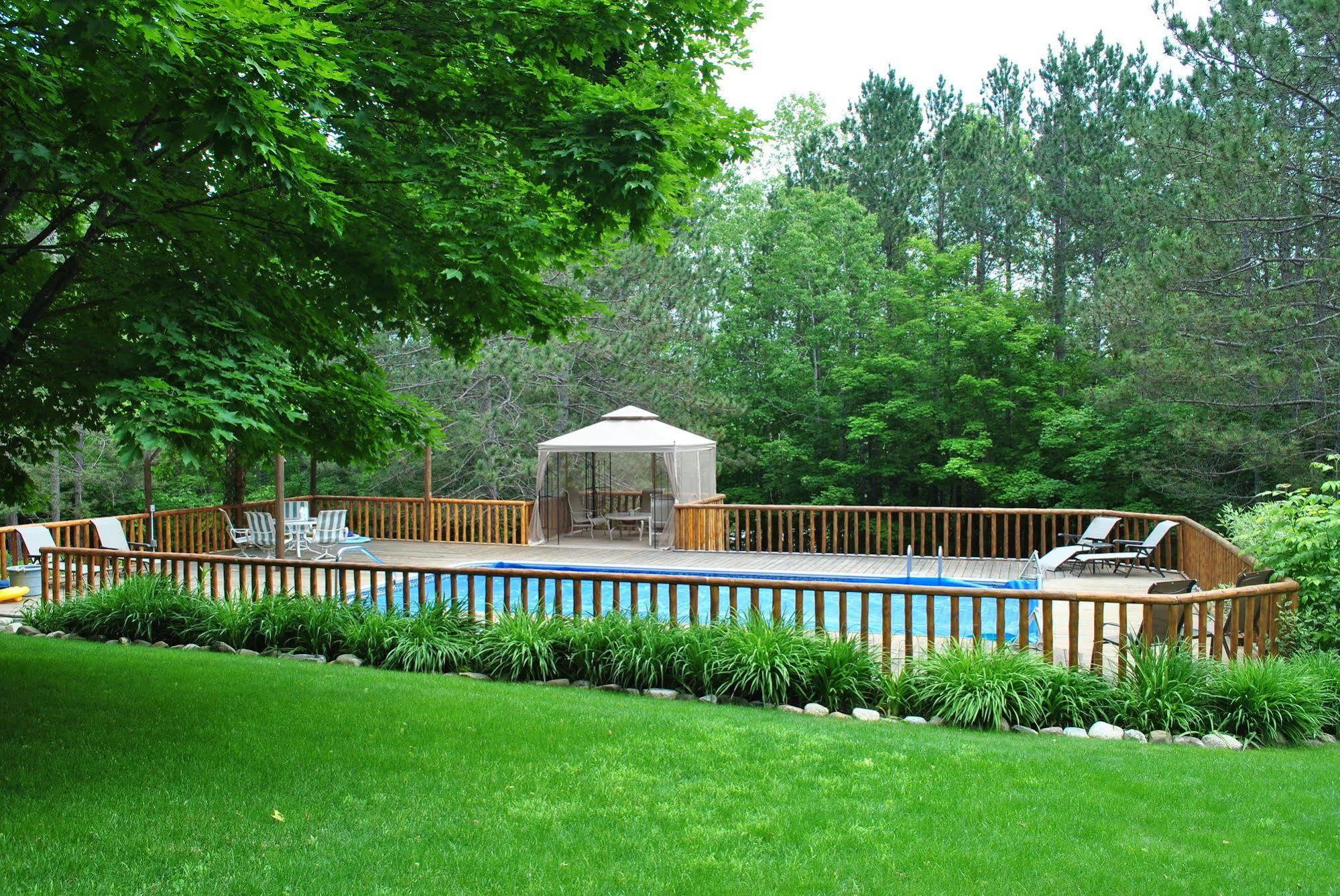Horton Creek Inn B&B Charlevoix Exterior photo